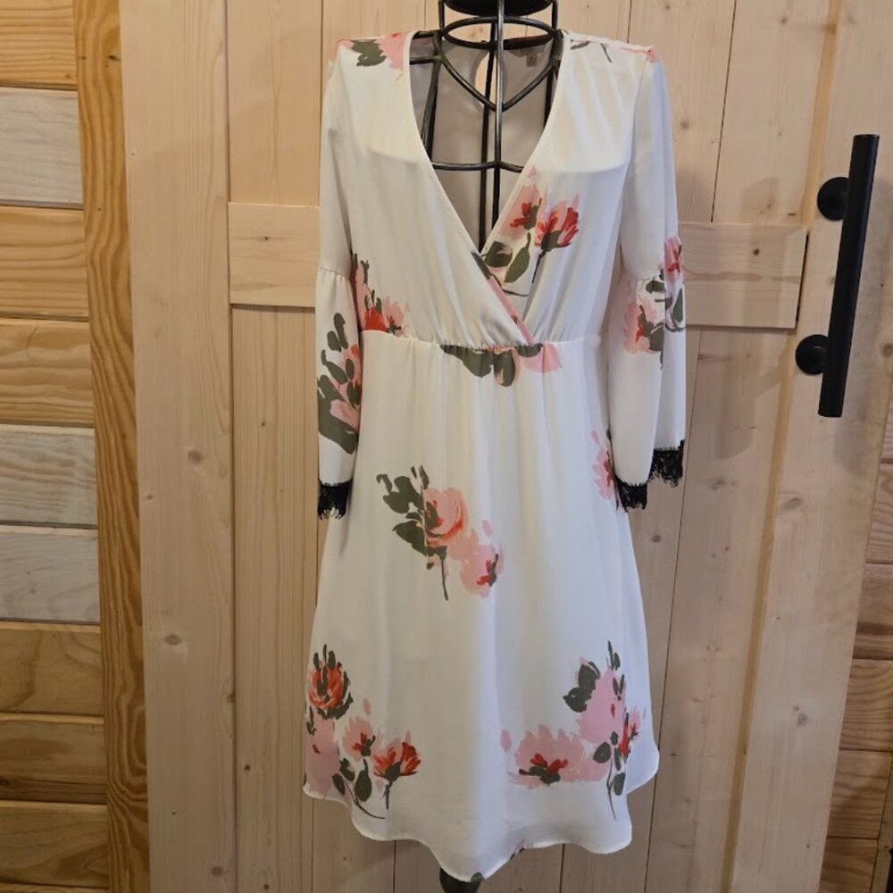 Vintage-Inspired Floral Lace-Trim Dress